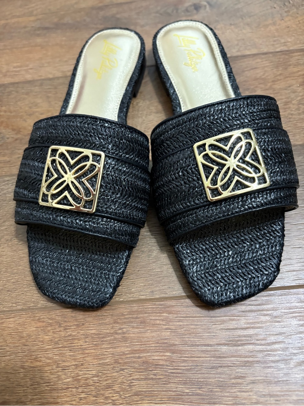 Lilly Pulitzer Black Slide Sandals with Gold Emblem Size 8 Women’s - Picture 4 of 11